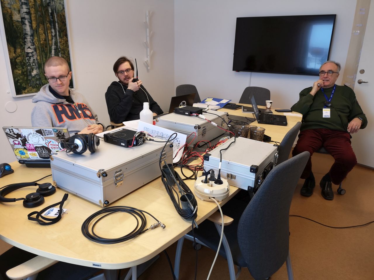 SM2PKA, SM2TMS och SM2EKA sköter s'kerhetssamband på HQ